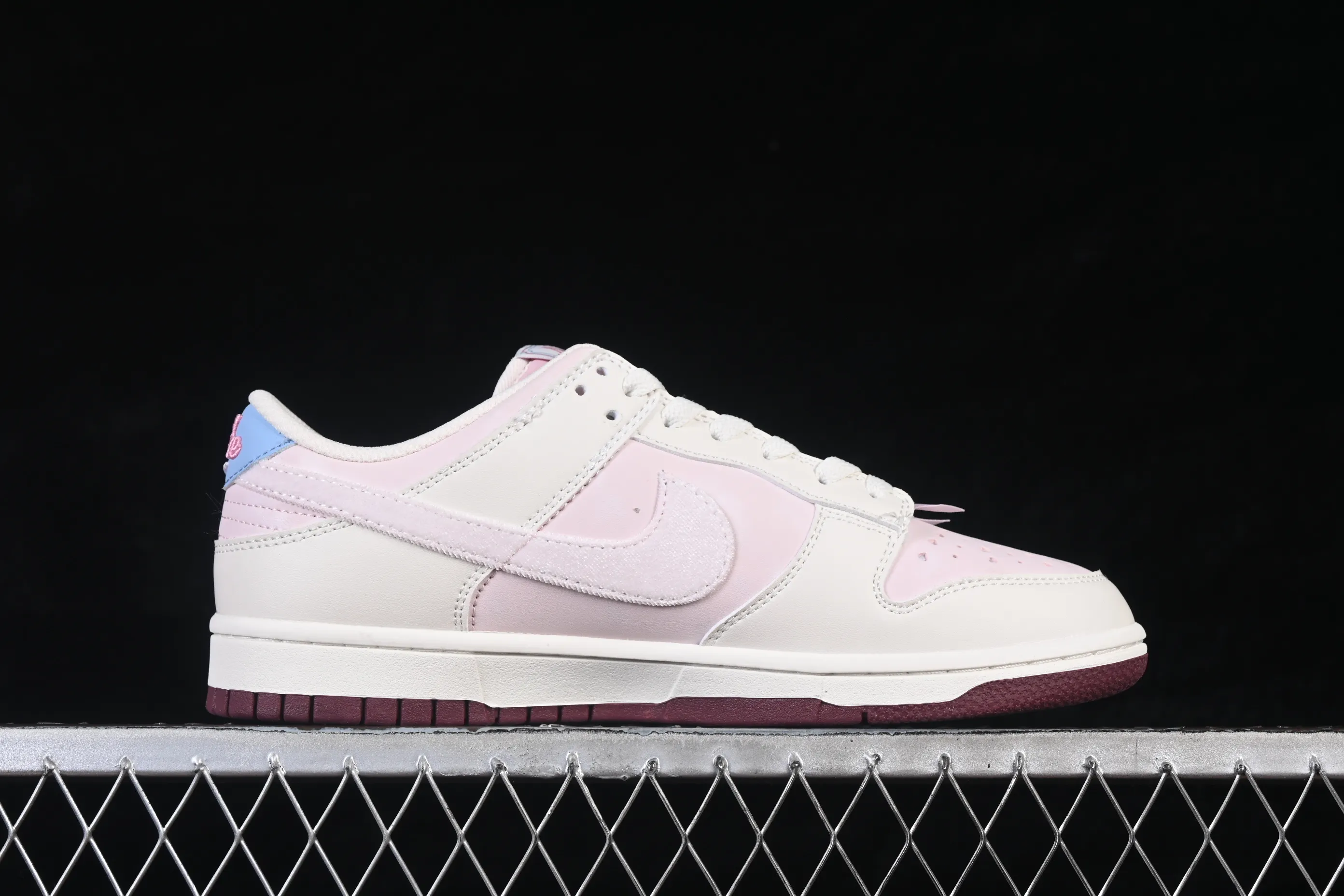 All categories Nk SB Dunk series Nk SB Dunk Low low-top sneakers G version Nike SB Dunk Low Valentine's Day limited low-top casual sneakers IQ1145-610